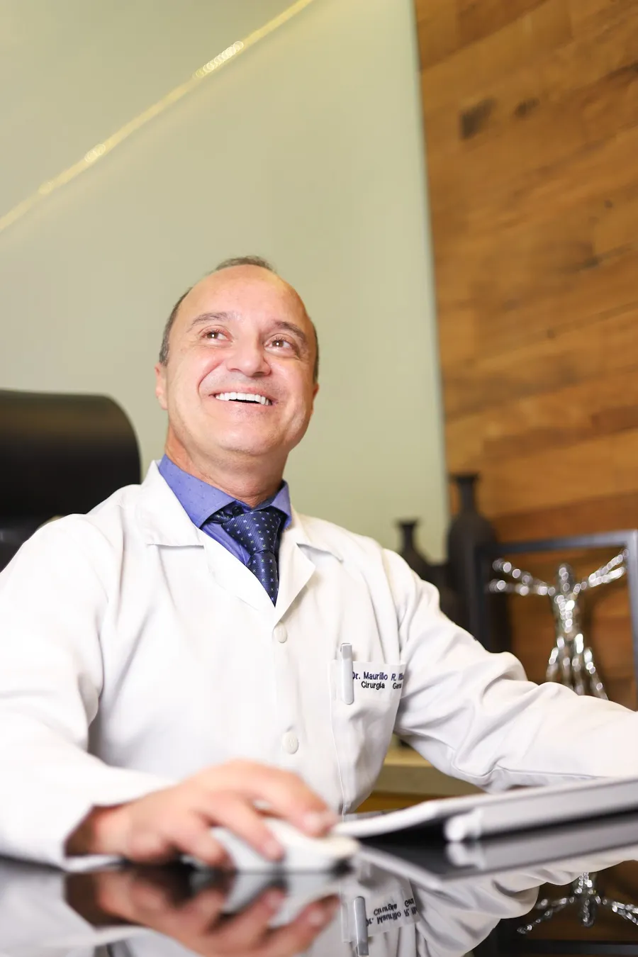 Dr. Maurílio Ribeiro no consultório da GastroCare